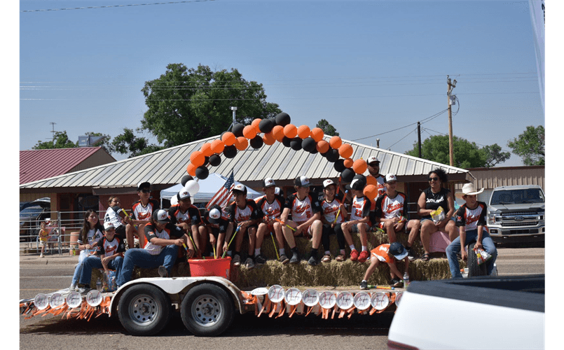 OLD FORT DAYS PARADE (FOXES & OUTLAWS)